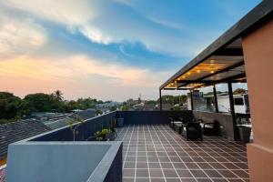 a rooftop patio with chairs and tables on a building at CASA HOTEL SANTA INES in Mompós