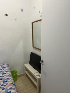 Zimmer mit einem Bett, einem Spiegel und einem TV in der Unterkunft SAN Rafael in Barcelona