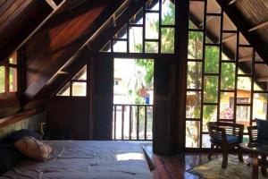 een slaapkamer met een groot raam met een bed en een tafel bij Acogedor Chalet con Piscina. in La Asunción