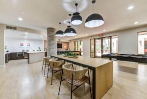a kitchen and dining room with a table and chairs at Woodland Hills Luxury Apt 2 bed CA in Los Angeles