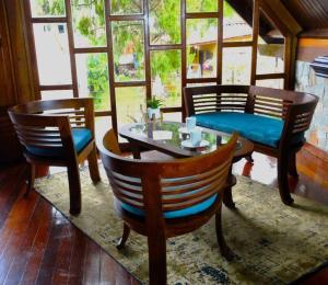 La Asunción的住宿－Acogedor Chalet con Piscina.，客厅配有椅子、桌子和沙发