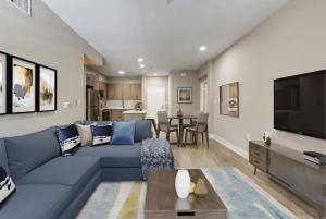 a living room with a blue couch and a tv at Woodland Hills Luxury Apt 2 bed CA in Los Angeles