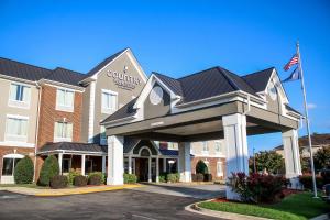 una representación de un hotel con bandera americana en Country Inn & Suites by Radisson, Richmond West at I-64, VA, en Richmond