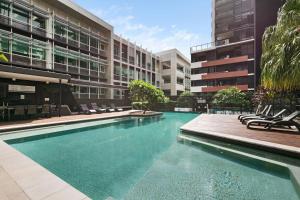 uma piscina no meio de um edifício em Arena Apartments South Brisbane em Brisbane