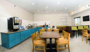 ウィンチェスターにあるCountry Inn & Suites by Radisson, Winchester, VAのテーブルと椅子のあるレストラン、バー