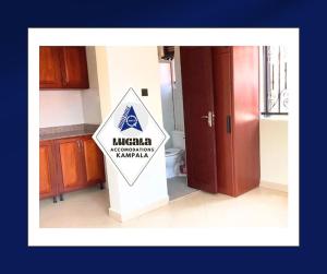 un cartello in cucina accanto al bagno di Quaint Studio Heart of Lugala (A) a Kampala