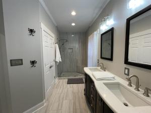 Un baño con bañera, lavabo y ducha. en Barefoot Children, en Southport 20 fotos más