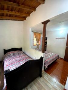 Schlafzimmer mit einem Bett und einem Spiegel in der Unterkunft Casa de campo Jardín in Jardin