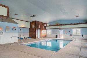 une grande piscine intérieure dans un bâtiment dans l'établissement Super 8 by Wyndham Grants, à Grants