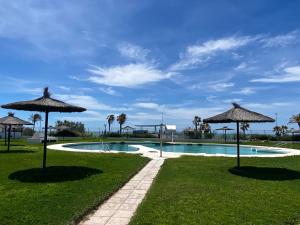 Πισίνα στο ή κοντά στο Moderno Apartamento Primera Línea Playa de La Barrosa by ChiclanaDreams