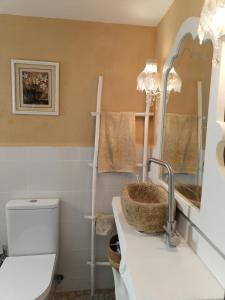 bagno con lavandino e servizi igienici di La Casita de Celia ad Alicante