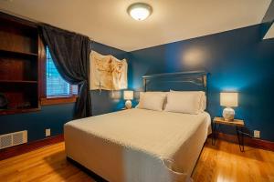 Postel nebo postele na pokoji v ubytování Charming 1bd Suite in Capitol Hill - Foxglove Inn