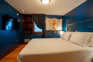 Postel nebo postele na pokoji v ubytování Charming 1bd Suite in Capitol Hill - Foxglove Inn