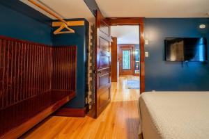 Postel nebo postele na pokoji v ubytování Charming 1bd Suite in Capitol Hill - Foxglove Inn