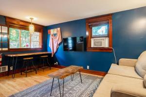 Posezení v ubytování Charming 1bd Suite in Capitol Hill - Foxglove Inn