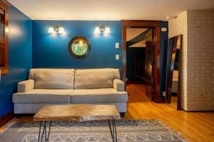 Posezení v ubytování Charming 1bd Suite in Capitol Hill - Foxglove Inn