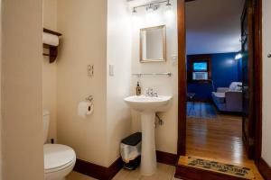 Koupelna v ubytování Charming 1bd Suite in Capitol Hill - Foxglove Inn + 19 fotografií