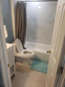 華盛頓的住宿－Sheridan Lodge，浴室配有卫生间、浴缸和水槽。