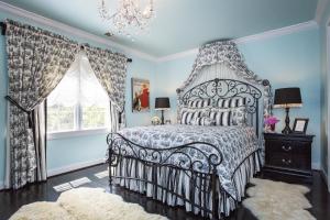 Un dormitorio con una cama en blanco y negro y una ventana en Pillow and Paddock B&B en La Grange