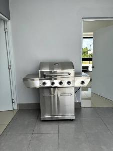 cocina con fogones de acero inoxidable y fregadero en Cozy 2 Bedroom Apartment., en Santo Domingo