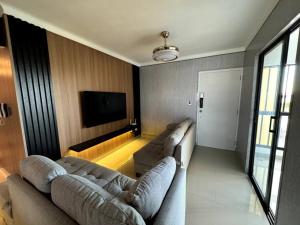 ein Wohnzimmer mit 2 Sofas und einem Flachbild-TV in der Unterkunft Cozy 2 Bedroom Apartment. in Santo Domingo