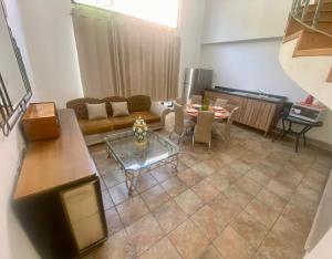 een woonkamer met een bank en een tafel bij Casa las Trojes in Aguascalientes