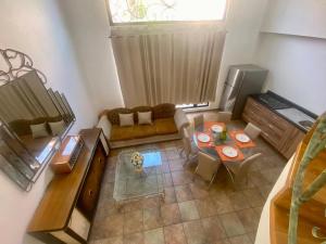 een woonkamer met een tafel bij Casa las Trojes in Aguascalientes