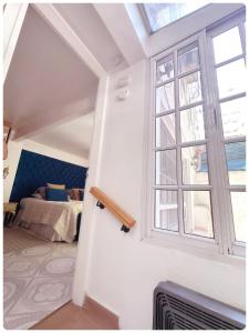 um quarto com uma cama e uma janela em Apartamento loft Recoleta em Buenos Aires