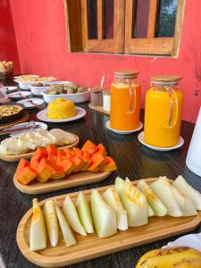 倫索伊斯的住宿－Pousada Sempre Viva Lençóis，一张桌子,上面放有果盘和果汁罐