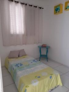 een kleine slaapkamer met een bed en een tafel bij Apartamento Completo - Res Pq Humanita - Bl 02 in Uberlândia