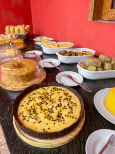 une table recouverte de beaucoup de différents types de nourriture dans l'établissement Pousada Sempre Viva Lençóis, à Lençóis