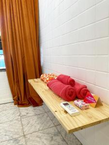 una mesa de madera con toallas rojas encima. en Casa Aurora, en Salvador