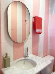 uma casa de banho com um lavatório e um espelho em Casa Aurora em Salvador
