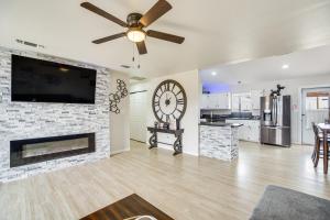 un soggiorno con camino e ventilatore a soffitto di New Mexico Smart Home with Private Yard and Grill a Tucumcari