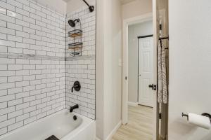 un bagno piastrellato bianco con vasca di New Mexico Smart Home with Private Yard and Grill a Tucumcari Altre 20 foto