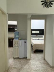 阿帕爾塔多的住宿－Apartamento central primer piso，一间卧室配有一张床和一个小冰箱