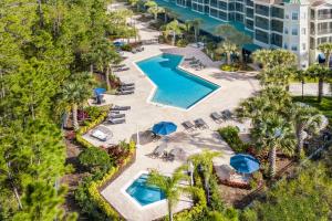 una vista aérea de una piscina en un complejo en Upscale 3BR Near Disney - Pool and Hot Tub!, en Orlando