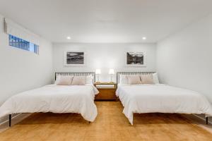 Tempat tidur dalam kamar di Pet-Friendly Denver Home 2 Blocks to City Park!