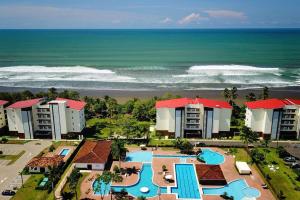 - une vue aérienne sur un complexe et la plage dans l'établissement Beachfront Condo - your Oasis with pool and Wi-Fi, à Bejuco