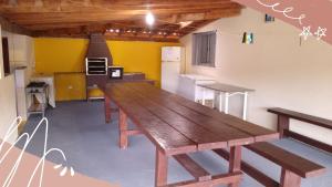 una cucina con tavolo in legno in una camera di Chácara Pedacinho do céu a Socorro