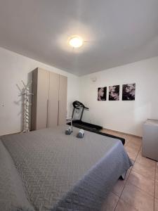 sypialnia z dużym łóżkiem w pokoju w obiekcie Casa Bardolina - Baia Flaminia w mieście Pesaro
