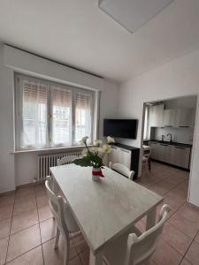 uma sala de estar com uma mesa branca e cadeiras em Casa Bardolina - Baia Flaminia em Pesaro