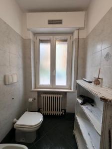 uma casa de banho com um WC branco e uma janela em Casa Bardolina - Baia Flaminia em Pesaro