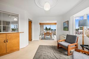 - un salon avec une chaise et une table dans l'établissement Fletcher House. No 1, à Taupo