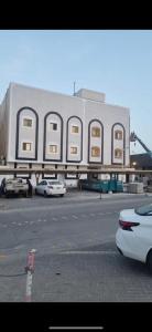 un edificio con coches estacionados en un estacionamiento en غرفه وصاله بدخول ذاااتي, en Riad