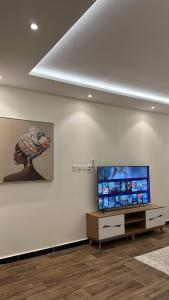 sala de estar con TV de pantalla plana en la pared en غرفه وصاله بدخول ذاااتي, en Riad