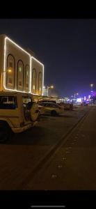 un coche aparcado en un estacionamiento por la noche en غرفه وصاله بدخول ذاااتي, en Riad