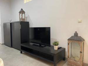 Televízia a/alebo spoločenská miestnosť v ubytovaní UIM Mediterraneo PB Aragon B Wifi