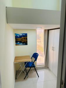escritorio y silla en una habitación con ventana en Private Room in beautiful Appartment, en Dubái
