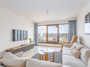 ein Wohnzimmer mit einem Sofa und einem Tisch in der Unterkunft Prestige I 3 bedrooms on floor 10 in Middelkerke
